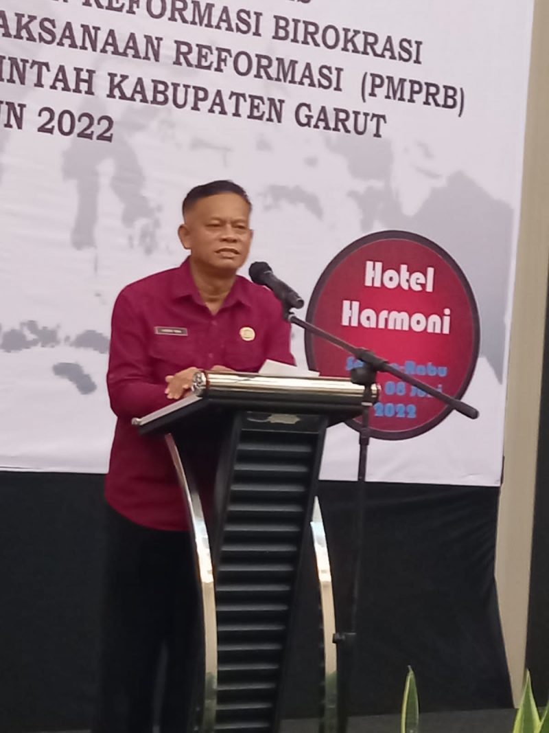 Nurdin Yana, Sekda Kabupaten Garut, yang juga Ketua Pansel Terbuka Jabatan Pimpinan Tinggi Pratama (JPTP) di lingkungan Pemkab Garut, memberikan pengarahan dalam Bimtek Implementasi Pelaksanaan Reformasi Birokrasi dan Penilaian Mandiri Pelaksanaan Reformasi (PMPRB) di Lingkungan Pemkab Garut, di Ballroom Hotel Harmoni, Jalan Cipanas Baru, Kecamatan Tarogong Kidul, Kabupaten Garut, Selasa (8/6/2022).