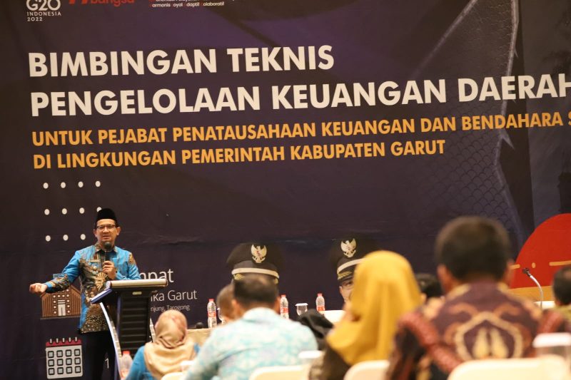 Wakil Bupati Garut, dr. Helmi Budiman, memberikan sambutan dalam acara Bimtek Pengelolaan Keuangan Daerah untuk Pejabat Penatausahaan Keuangan dan Bendahara SKPD di Lingkungan Pemkab Garut, yang dilaksanakan di Ballroom Hotel Santika, Jalan Cipanas Baru, Kecamatan Tarogong Kaler, Kabupaten Garut, Jum'at (10/6/2022).