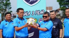 Pertandingan antara Desa Mekarjaya Kecamatan Tarogong Kaler dan Desa Karyamukti Kecamatan Cibalong pada laga 18 besar Liga Desa Kabupaten Garut Tahun 2022, yang dilaksanakan di Stadion Jayaraga, Kecamatan Tarogong Kidul, Kabupaten Garut, Sabtu (11/6/2022).