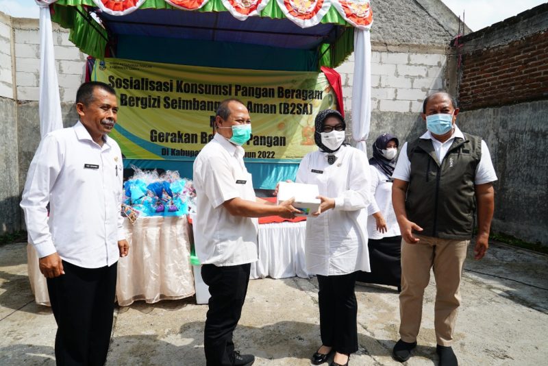 Pelaksanaan Pembukaan Acara Edukasi dan Gerakan Berbagi Pangan Sumber Protein bagi Balita Stunting yang dilaksanakan di Lapangan Masjid Al Bayan, Kampung Babakan Pajagalan, Kelurahan Sukamenteri, Kecamatan Garut Kota, Kabupaten Garut, Rabu (15/6/2022).