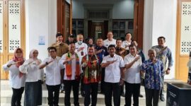 Bupati Garut, Rudy Gunawan, menerima kunjungan kerja Bupati Belitung, Sahani Saleh, di Ruang Pamengkang, Kecamatan Garut Kota, Kabupaten Garut, Rabu (15/6/2022).