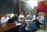 Pegawai Dinas Pendidikan Kabupaten Garut, dan dari Puskesmas Karangmulya, Kecamatan Karangpawitan mempraktekkan tata cara pengelolaan website melalui Framework CMS di Ruang Rapat Bidang Aptika Diskominfo Garut, Jalan Pramuka, Kecamatan Garut Kota, Kabupaten Garut, Rabu (15/6/2022).