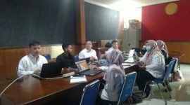 Pegawai Dinas Pendidikan Kabupaten Garut, dan dari Puskesmas Karangmulya, Kecamatan Karangpawitan mempraktekkan tata cara pengelolaan website melalui Framework CMS di Ruang Rapat Bidang Aptika Diskominfo Garut, Jalan Pramuka, Kecamatan Garut Kota, Kabupaten Garut, Rabu (15/6/2022).