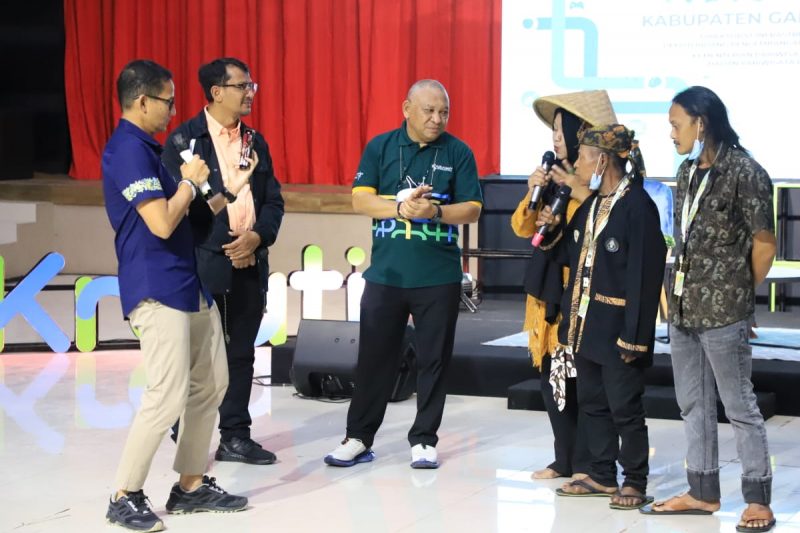 Wakil Bupati Garut, dr. Helmi Budiman, menghadiri sekaligus mendampingi Menparekraf RI, Sandiaga Salahudin Uno, dalam acara Workshop KaTa Kreatif, di Gedung Art Center, Jalan Proklamasi, Kecamatan Tarogong Kidul, Kabupaten Garut, Sabtu malam (18/6/2022).