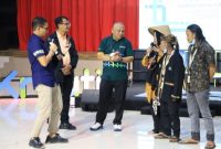 Wakil Bupati Garut, dr. Helmi Budiman, menghadiri sekaligus mendampingi Menparekraf RI, Sandiaga Salahudin Uno, dalam acara Workshop KaTa Kreatif, di Gedung Art Center, Jalan Proklamasi, Kecamatan Tarogong Kidul, Kabupaten Garut, Sabtu malam (18/6/2022).
