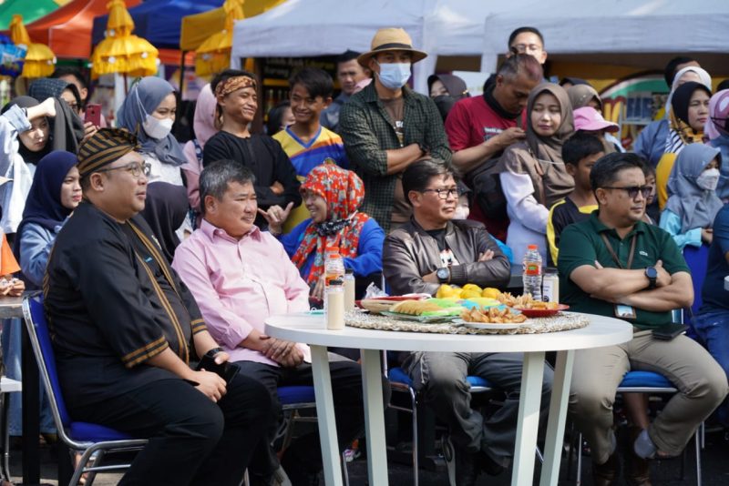 Bupati Garut, Rudy Gunawan, mengunjungi beberapa stand yang ada di Babancong Weekend Market, Kecamatan Garut Kota, Kabupaten Garut, Minggu (19/6/2022).