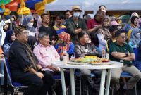 Bupati Garut, Rudy Gunawan, mengunjungi beberapa stand yang ada di Babancong Weekend Market, Kecamatan Garut Kota, Kabupaten Garut, Minggu (19/6/2022).