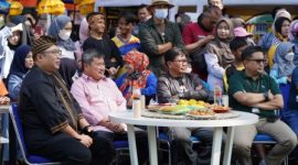 Bupati Garut, Rudy Gunawan, mengunjungi beberapa stand yang ada di Babancong Weekend Market, Kecamatan Garut Kota, Kabupaten Garut, Minggu (19/6/2022).