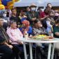 Bupati Garut, Rudy Gunawan, mengunjungi beberapa stand yang ada di Babancong Weekend Market, Kecamatan Garut Kota, Kabupaten Garut, Minggu (19/6/2022).