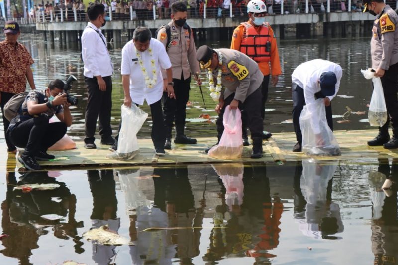 Pelaksanaan Kegiatan Penebaran 7,6 Juta Ekor Benih Ikan dan Peresmian Monumen Seni Cukur Asli Garut dalam rangka Hari Bhayangkara ke-76 di objek wisata Situ Bagendit, Kecamatan Banyuresmi, Kabupaten Garut, Rabu (22/6/2022).