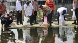 Pelaksanaan Kegiatan Penebaran 7,6 Juta Ekor Benih Ikan dan Peresmian Monumen Seni Cukur Asli Garut dalam rangka Hari Bhayangkara ke-76 di objek wisata Situ Bagendit, Kecamatan Banyuresmi, Kabupaten Garut, Rabu (22/6/2022).