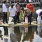 Pelaksanaan Kegiatan Penebaran 7,6 Juta Ekor Benih Ikan dan Peresmian Monumen Seni Cukur Asli Garut dalam rangka Hari Bhayangkara ke-76 di objek wisata Situ Bagendit, Kecamatan Banyuresmi, Kabupaten Garut, Rabu (22/6/2022).