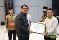 Wakil Bupati Garut, dr. Helmi Budiman menyerahkan sertifikat dalam acara Dialog Kebangsaan  di Ballroom Hotel Harmoni, Kamis (30/6/2022). 