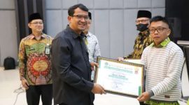 Wakil Bupati Garut, dr. Helmi Budiman menyerahkan sertifikat dalam acara Dialog Kebangsaan  di Ballroom Hotel Harmoni, Kamis (30/6/2022). 