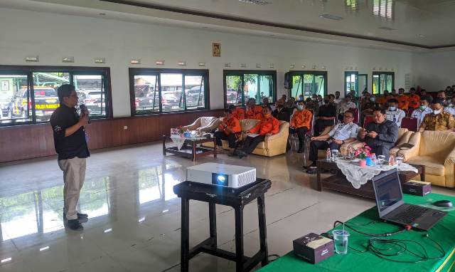 Pelaksanaan Kegiatan Seminar Komunikasi Sosial (Komsos) bersama Korem 062/TN, bertema “Pemanfaatan Media Sosial di Era Digital”, di Aula Makorem 062/Tarumanagara, Jalan Bratayuda, Kecamatan Garut Kota, Kabupaten Garut, Rabu (22/6/2022).