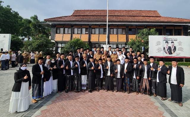 Bupati Garut, Rudy Gunawan memimpin apel gabungan terbatas. Bersamaan dengan itu, juga melantik Dewan Pengurus Cabang (DPC) Forum Pondok Pesantren (FPP) Kabupaten Garut yang berlangsung di Lapangan Sekretariat Daerah (Setda), Jalan Pembangunan, Kecamatan Tarogong Kidul, Kabupaten Garut, Senin (6/6/2022).