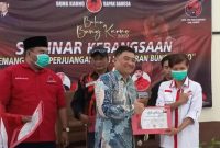 Rektor Universitas Garut Dr. Ir. H. Abdusy Syakur Amin, M.Eng. menyerahkan sertifikat kepada peserta  seminar kebangsaan bertema : Semangat Api Perjuangan dan Pemikiran Bung Karno, di Hotel Augusta, Jalan Raya Cipanas Kecamatan Tarogong Kaler  Kabupaten Garut, Senin (27/6/2022).