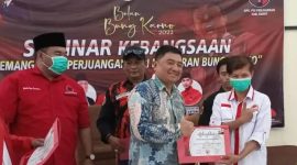 Rektor Universitas Garut Dr. Ir. H. Abdusy Syakur Amin, M.Eng. menyerahkan sertifikat kepada peserta  seminar kebangsaan bertema : Semangat Api Perjuangan dan Pemikiran Bung Karno, di Hotel Augusta, Jalan Raya Cipanas Kecamatan Tarogong Kaler  Kabupaten Garut, Senin (27/6/2022).