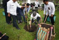 Bupati Garut melakukan penanaman pohon bersama Dewan Kebudayaan Kabupaten Garut (DKKG) Garut di Komplek Gedung Pendopo, Kecamatan Garut Kota, Kabupaten Garut, Rabu (22/6/2022).