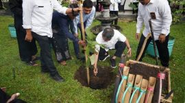 Bupati Garut melakukan penanaman pohon bersama Dewan Kebudayaan Kabupaten Garut (DKKG) Garut di Komplek Gedung Pendopo, Kecamatan Garut Kota, Kabupaten Garut, Rabu (22/6/2022).