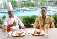 Food & and Beverage Manager Yogi  Asidik bersama Chef Hotel Harmoni Garut, Mohammad Ikhsan Sanny saat diwawancara di di Hotel Harmoni Garut di Jalan Cipanas Baru, Kecamatan Tarogong Kaler, Rabu (29/6/2022).