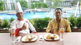 Food & and Beverage Manager Yogi  Asidik bersama Chef Hotel Harmoni Garut, Mohammad Ikhsan Sanny saat diwawancara di di Hotel Harmoni Garut di Jalan Cipanas Baru, Kecamatan Tarogong Kaler, Rabu (29/6/2022).