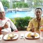 Food & and Beverage Manager Yogi  Asidik bersama Chef Hotel Harmoni Garut, Mohammad Ikhsan Sanny saat diwawancara di di Hotel Harmoni Garut di Jalan Cipanas Baru, Kecamatan Tarogong Kaler, Rabu (29/6/2022).