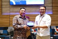 General Manager PT. Indonesia Power Kamojang POMU Ibnu Agus Santosa bersama Rektor Univeritas Garut Dr, Ir. Abdusy Syakur Amin, M. Eng  poto bersama dalam kegiatan Indonesia Power Mengajar di Kampus 4 UNIGA, Selasa (28/6/2022).