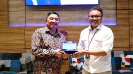 General Manager PT. Indonesia Power Kamojang POMU Ibnu Agus Santosa bersama Rektor Univeritas Garut Dr, Ir. Abdusy Syakur Amin, M. Eng  poto bersama dalam kegiatan Indonesia Power Mengajar di Kampus 4 UNIGA, Selasa (28/6/2022).