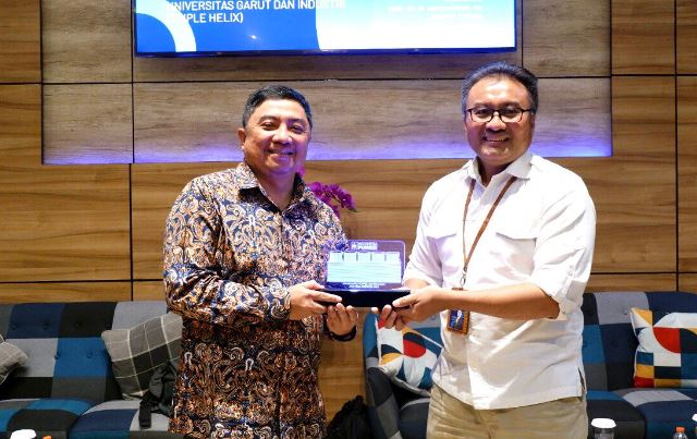 General Manager PT. Indonesia Power Kamojang POMU Ibnu Agus Santosa bersama Rektor Univeritas Garut Dr, Ir. Abdusy Syakur Amin, M. Eng  poto bersama dalam kegiatan Indonesia Power Mengajar di Kampus 4 UNIGA, Selasa (28/6/2022).