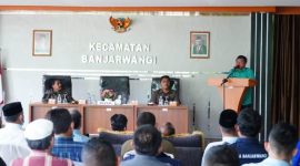 Bupati Garut, Rudy Gunawan memimpin Rapat Persiapan Uji Coba Pelayanan Posyandu Primer di Desa Talagajaya dan Wangunjaya Kecamatan Banjarwangi, di Aula Kecamatan Banjarwangi, Kabupaten Garut, Selasa (14/6/2022).