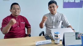 Kepala KPP DT Peduli Garut Lutfi Abdilah F (kanan)  didampingi 
Staf Funding DT Peduli Garut Ahmad Sayuti, saat ditemui di Kantornya, Ruko Gold Land Estate Blok A3 Jalan Karacak  Garut Kota, Senin (20/6/2022).
