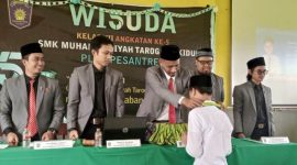 WISUDA. Kepala Sekolah SMK Muhammadiyah Tarogong Kidul Plus Pesantren Yusran Hanif, MM mewisuda 38 Siswa kelas XII 