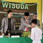 WISUDA. Kepala Sekolah SMK Muhammadiyah Tarogong Kidul Plus Pesantren Yusran Hanif, MM mewisuda 38 Siswa kelas XII 