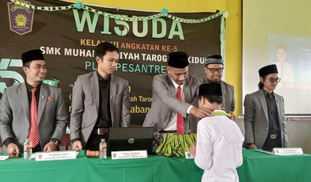 WISUDA. Kepala Sekolah SMK Muhammadiyah Tarogong Kidul Plus Pesantren Yusran Hanif, MM mewisuda 38 Siswa kelas XII 
