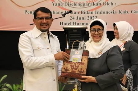 Wakil Bupati Garut, dr. Helmi Budiman menghadiri acara HUT IBI ke-71 Tingkat Kabupaten Garut di Ballroom Hotel Harmoni, Jalan Cipanas Baru, Kecamatan Tarogong Kaler, Kabupaten Garut, Jum’at (24/6/2022).