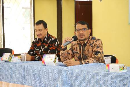 Wakil Bupati Garut, dr. Helmi Budiman, memberikan sambutan dalam acara Workshop Pengembangan Sentra Kerajinan Kulit di Kabupaten Garut yang dilaksanakan di Balai Latihan Kerja (BLK) Garut, Kecamatan Samarang, Kabupaten Garut, Jum’at (24/6/2022)