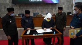 Bupati Garut, Rudy Gunawan menghadiri Rapat Kerja Bersama DPRDKata Akhir Fraksi dan Keputusan DPRD yang berlangsung di Ruang Rapat Paripurna DPRD Garut, Jalan Patriot, Kecamatan Tarogong Kidul, Kabupaten Garut, Jum'at (24/6/2022).