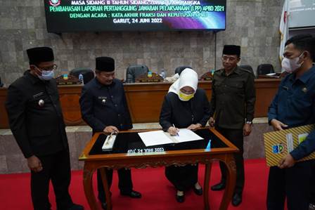 Bupati Garut, Rudy Gunawan menghadiri Rapat Kerja Bersama DPRDKata Akhir Fraksi dan Keputusan DPRD yang berlangsung di Ruang Rapat Paripurna DPRD Garut, Jalan Patriot, Kecamatan Tarogong Kidul, Kabupaten Garut, Jum'at (24/6/2022).