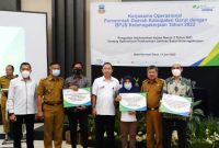 SERAHKAN. BPJS Ketenagakerjaan Cabang Garut meneyrahkan santunan Jaminan Kematian (JKM) kepada tiga ahli waris, dalam Kegiatan Kerja Sama Operasional antara Pemkab Garut dengan BPJS Ketenagakerjaan, di Ballroom Hotel Harmoni, Jalan Cipanas Baru, Kecamatan Tarogong Kaler, Kabupaten Garut, Senin (13/6/2022).