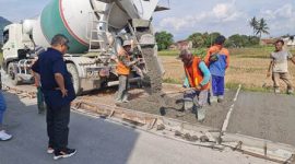 Bupati Garut, Rudy Gunawan, mengecek secara langsung pembangunan Jalan Soekarno - Hatta, yang berlokasi di Kecamatan Kadungora, Kabupaten Garut, Sabtu (4/6/2022)