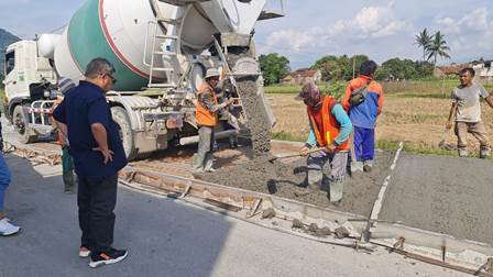 Bupati Garut, Rudy Gunawan, mengecek secara langsung pembangunan Jalan Soekarno - Hatta, yang berlokasi di Kecamatan Kadungora, Kabupaten Garut, Sabtu (4/6/2022)