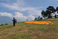 Bupati Garut, Rudy Gunawan mengecek  langsung lokasi paralayang Pusat Pelatihan Aerosport Haruman Jingga di Gunung Haruman, Kecamatan Leuwigoong, Kabupaten Garut, Sabtu (4/6/2022)