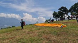 Bupati Garut, Rudy Gunawan mengecek  langsung lokasi paralayang Pusat Pelatihan Aerosport Haruman Jingga di Gunung Haruman, Kecamatan Leuwigoong, Kabupaten Garut, Sabtu (4/6/2022)