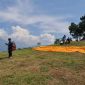 Bupati Garut, Rudy Gunawan mengecek  langsung lokasi paralayang Pusat Pelatihan Aerosport Haruman Jingga di Gunung Haruman, Kecamatan Leuwigoong, Kabupaten Garut, Sabtu (4/6/2022)