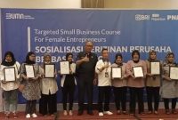 SERAHKAN. PNM Cabang Garut menyerahkan 300 NIB kepadan Nasabah, di Favehotel Garut, Senin (13/6/2022).