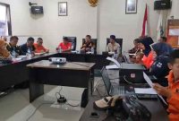 Bupati Garut dan Wakil Bupati Garut seusai melakukan Rapat Koordinasi Penanganan Banjir dan Longsor di Kabupaten Garut di Kantor BPBD Garut, Jalan Terusan Pahlawan, Kecamatan Tarogong Kidul, Kabupaten Garut, Sabtu (16/7/2022).