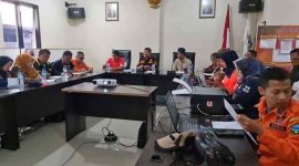 Bupati Garut dan Wakil Bupati Garut seusai melakukan Rapat Koordinasi Penanganan Banjir dan Longsor di Kabupaten Garut di Kantor BPBD Garut, Jalan Terusan Pahlawan, Kecamatan Tarogong Kidul, Kabupaten Garut, Sabtu (16/7/2022).