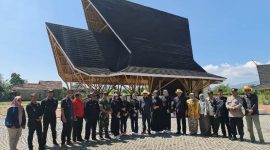 Bupati Garut, Rudy Gunawan mengunjungi Gedung Bambu Kreatif yang berlokasi di Kecamatan Selaawi, Kabupaten Garut, Kamis (7/7/2022).