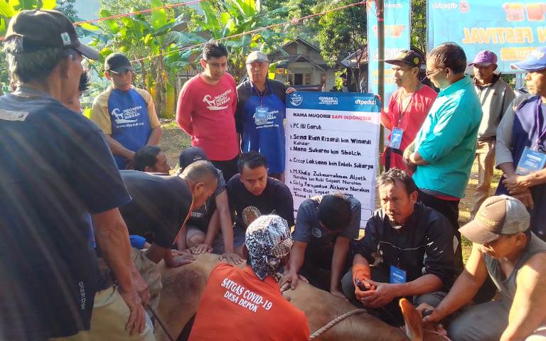 IDI Cabang Garut dan DT Peduli Garut menerbar hewan kurban ke daerah yang kurang atau tidak ada hewan kurban